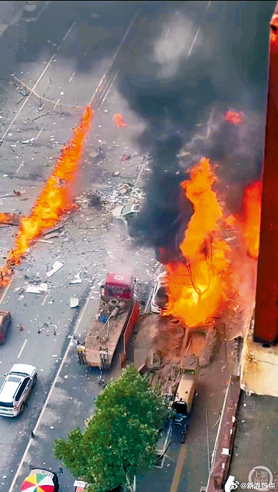 街道爆炸起火,車輛被燒毀。