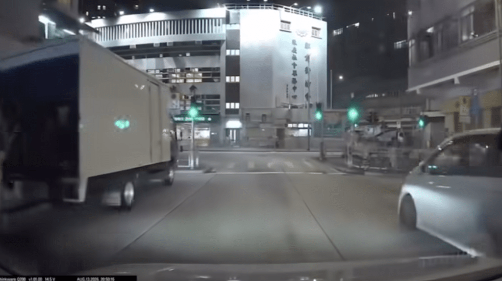 私家車駛近菩提街與福全街交界時,路口交通燈號正值綠燈,私家車遂繼續前行。Facebook@「車cam L(香港群組)」(下同) 私家車駛近菩提街與福全街交界時,路口交通燈號正值綠燈,私家車遂繼續前行。Facebook@「車cam L(香港群組)」(下同)