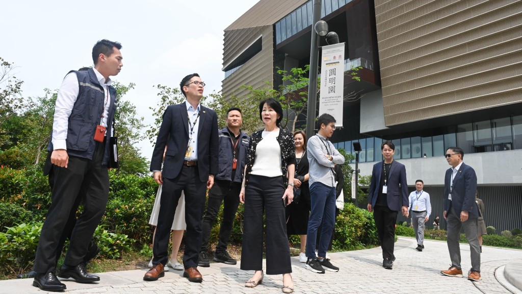 旅遊事務專員沈鳳君(前排左三)聯同旅遊業監管局代表,到香港故宮文化博物館,視察景點在黃金周迎接旅客的人流管理。政府新聞處