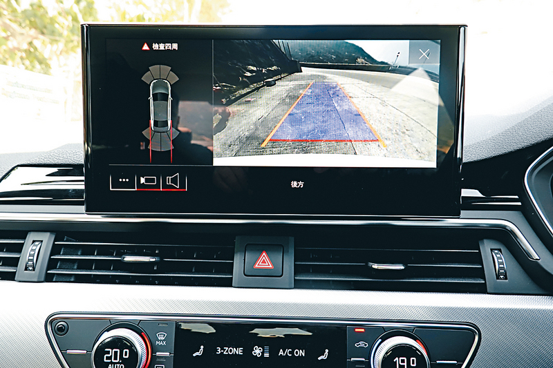 ●中控台頂置10.1吋輕觸式屏幕，支援倒車鏡頭顯示。
