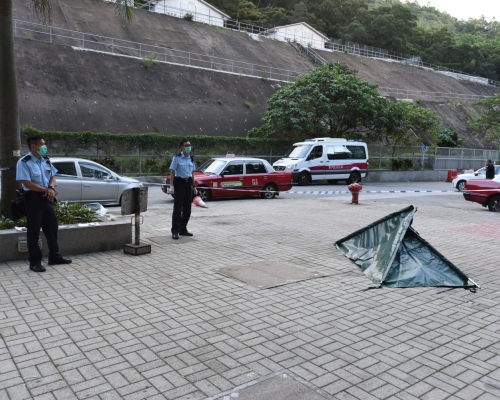 警員用帳篷遮蓋屍體。