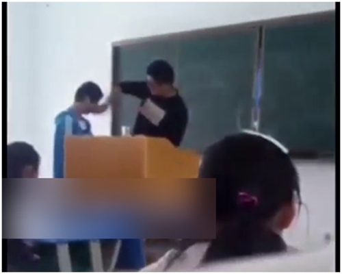 涉事老師當眾輪流掌摑學生。片段截圖