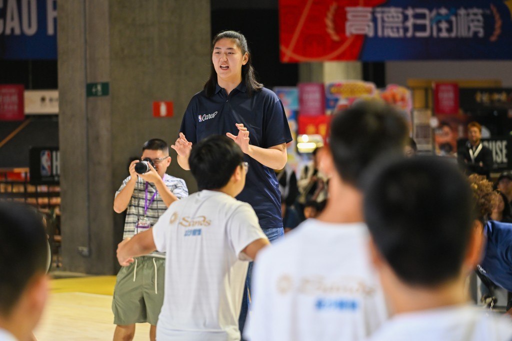 國家隊女籃新星張子宇和前冬奧女子速度滑冰四屆金牌得主王濛擔任籃球班助教。攝影：魏國謙