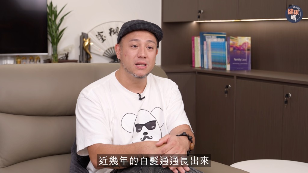 張致恒坦言近年照顧家庭壓力大,「近幾年的白髮通通長出來」。(影片截圖:《健康嗎》) 張致恒坦言近年照顧家庭壓力大,「近幾年的白髮通通長出來」。(影片截圖:《健康嗎》)