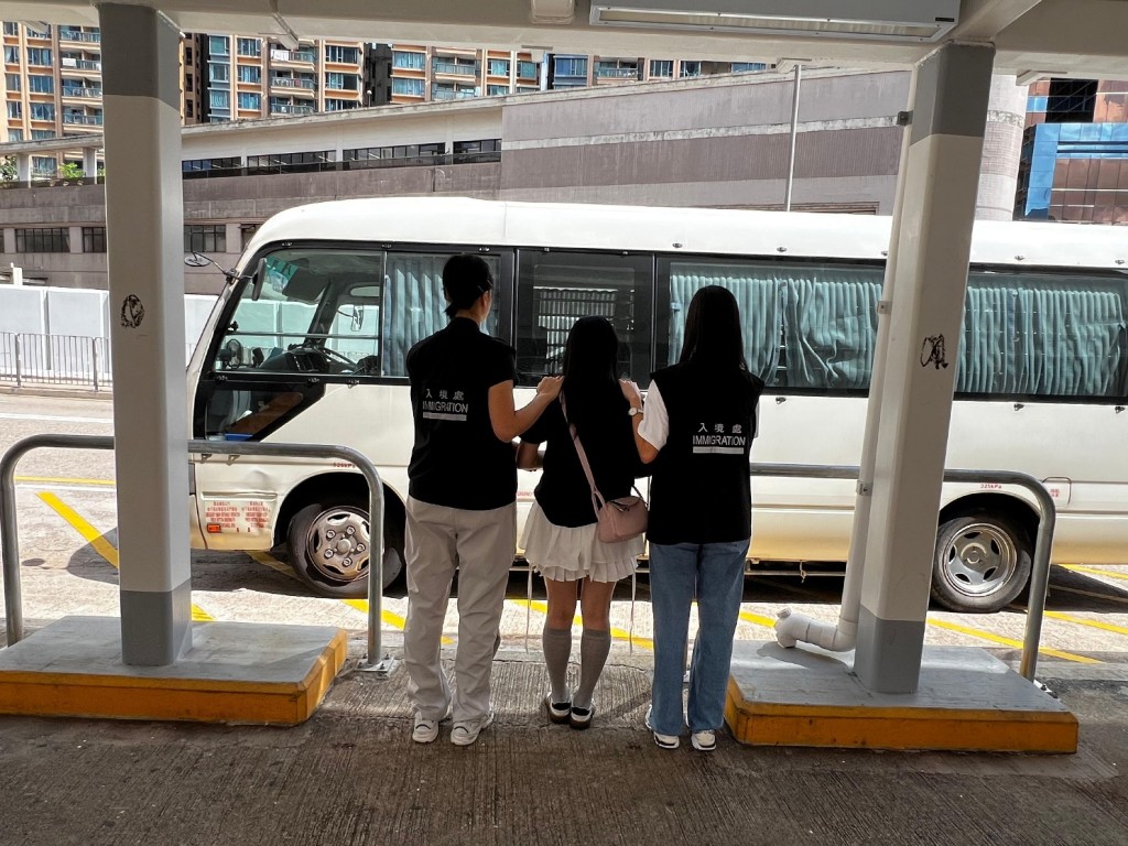 入境處拘捕一名36歲的內地女子，涉嫌違反逗留條件。入境處圖片