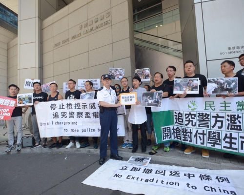 毛孟靜(中)等泛民議員到警察總部抗議,譴責警方濫用武力對付示威者。