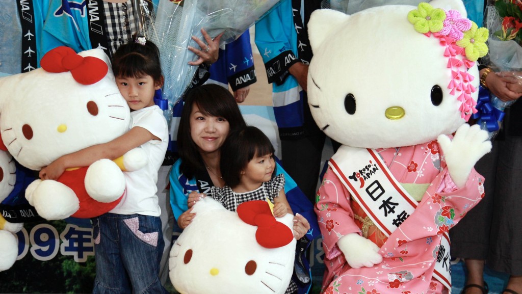 Hello Kitty作為日本公關大使，在成田機場歡迎旅客訪日。 新華社