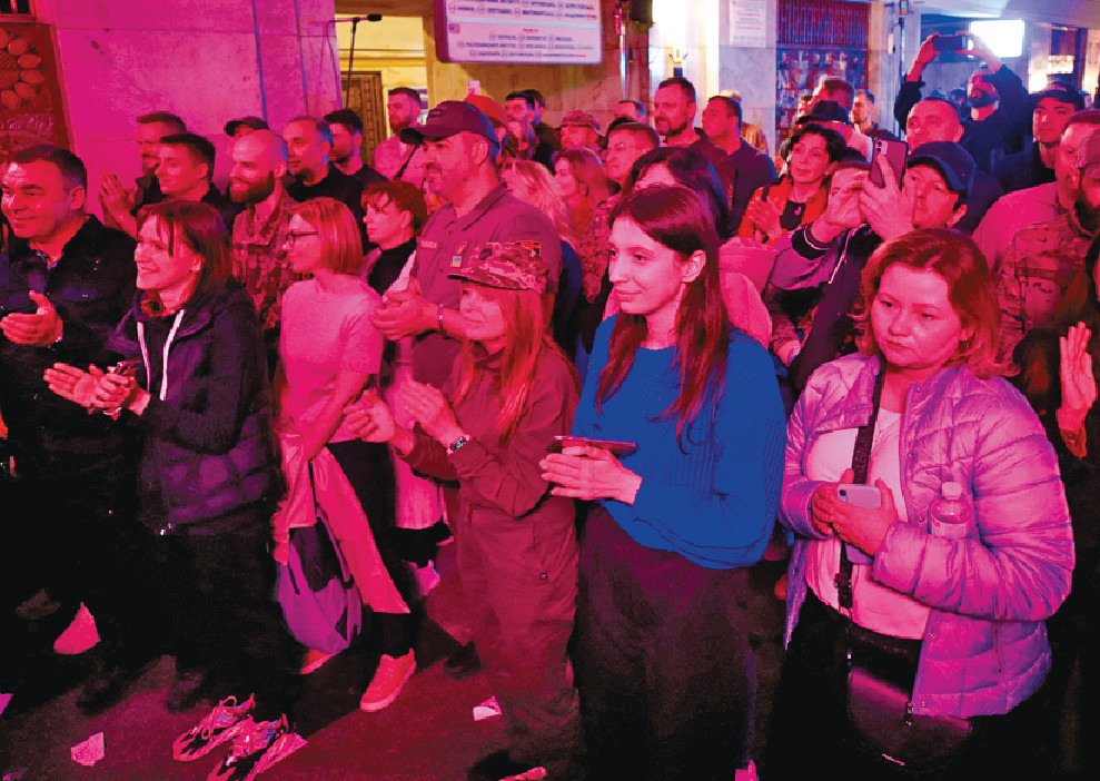 ■Bono在地鐵站演唱時，有約100名群眾駐足觀看。　路透社