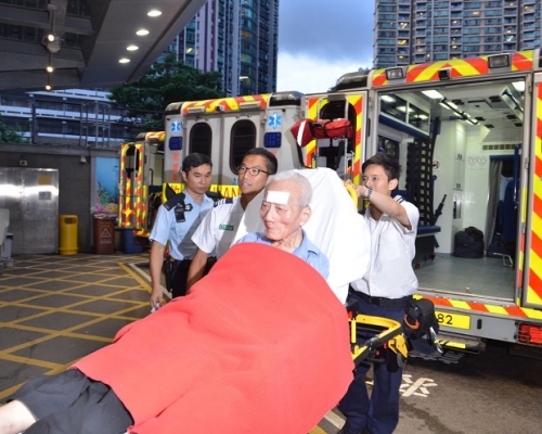 警員陪同老伯送院