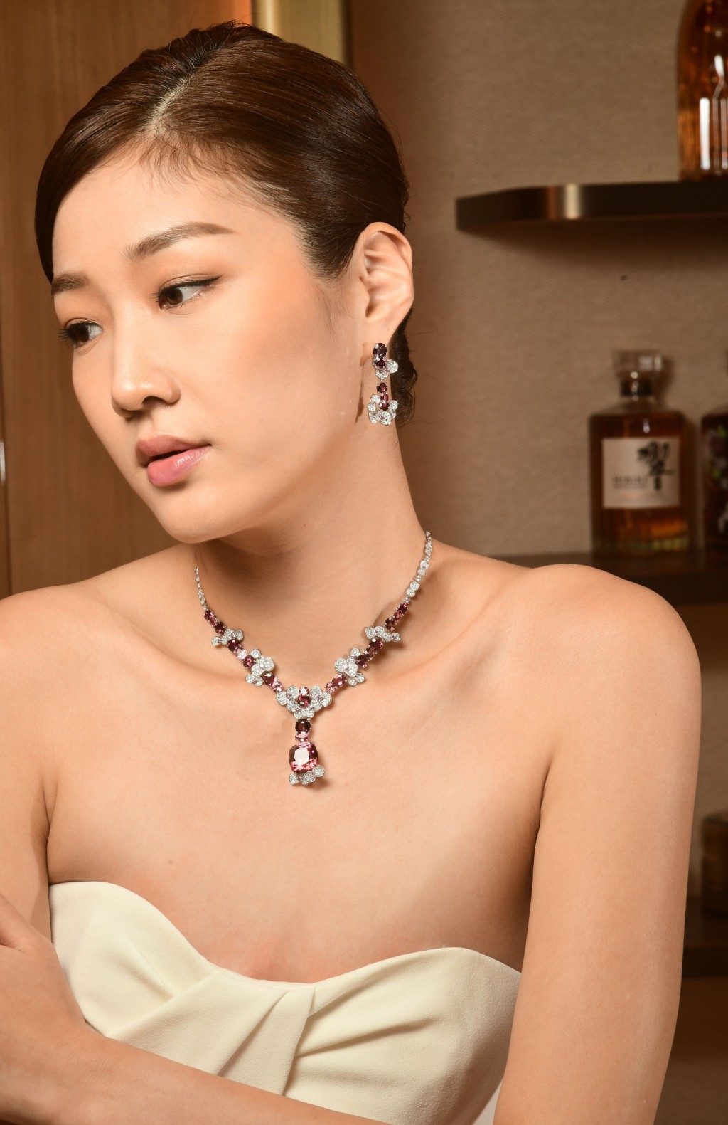 [Sur]Naturel高级珠宝系列铂金项链，镶嵌单颗重18.57卡的枕形粉红色碧玺，另配椭圆形尖晶石、明亮式切割粉钻与白钻。[Sur]Naturel高级珠宝系列铂金耳环，镶嵌两颗总重3.45卡椭圆形蓝紫色尖晶石，另配椭圆形尖晶石、明亮式切割粉钻与白钻。