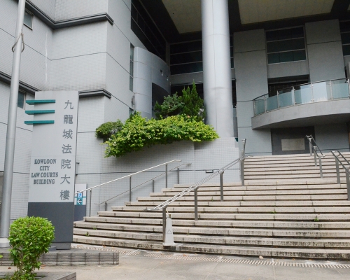 被告在九龍城裁判法院否認2項虐兒罪。 資料圖片