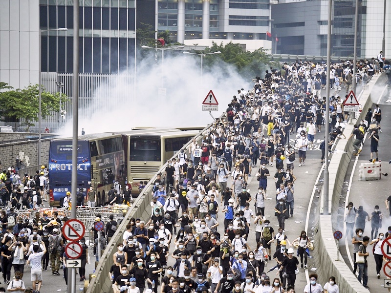 示威者佔領行車線,警方施放催淚彈清場。資料圖片