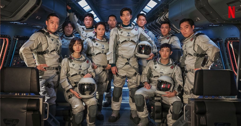 今年憑《魷魚遊戲》爆紅的許成泰(左二)亦有份參演。