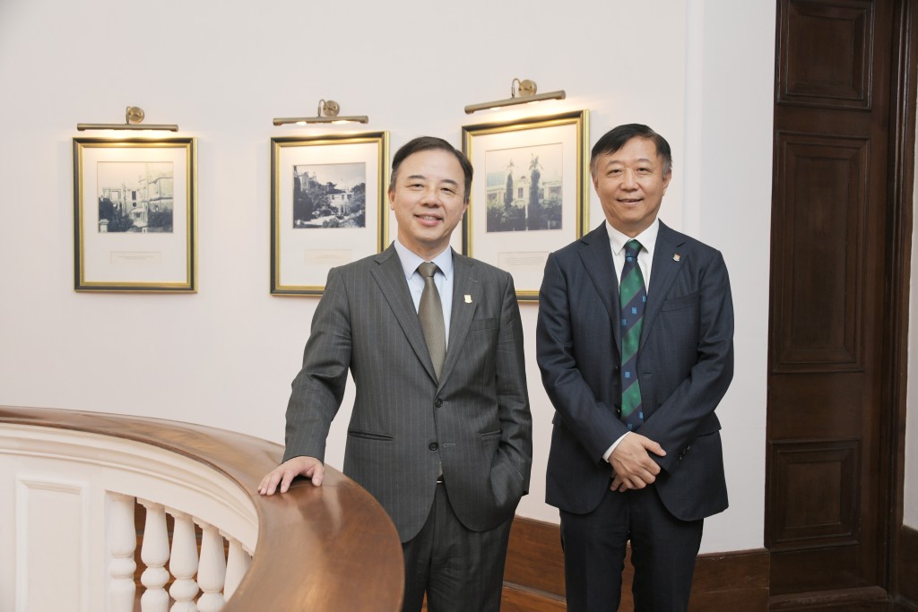 香港大學校長張翔(左)、副校長（學術發展）宮鵬。黃偉強攝