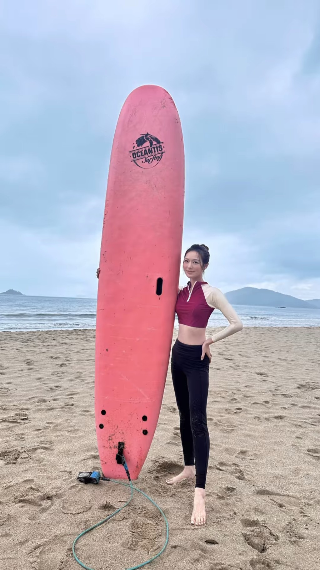 冯盈盈日前在IG发新帖，与高大型男到沙滩滑浪。
