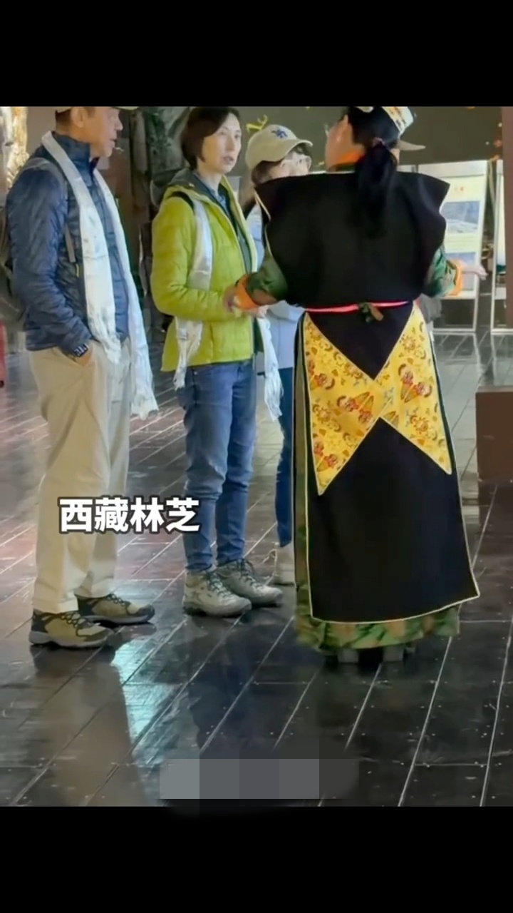 網民在西藏博物館偶遇劉青雲與郭藹明夫婦,二人化身遊客專心聽導賞員講解。 網民在西藏博物館偶遇劉青雲與郭藹明夫婦,二人化身遊客專心聽導賞員講解。