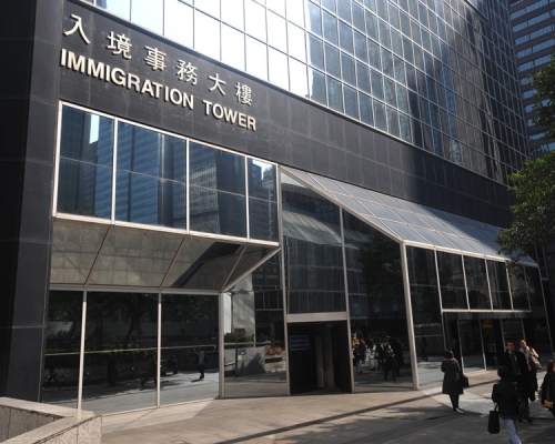 打算前往西九龍辦事處緊急申請旅行證件的市民，改到灣仔入境事務大樓（圖）或元朗辦事處。