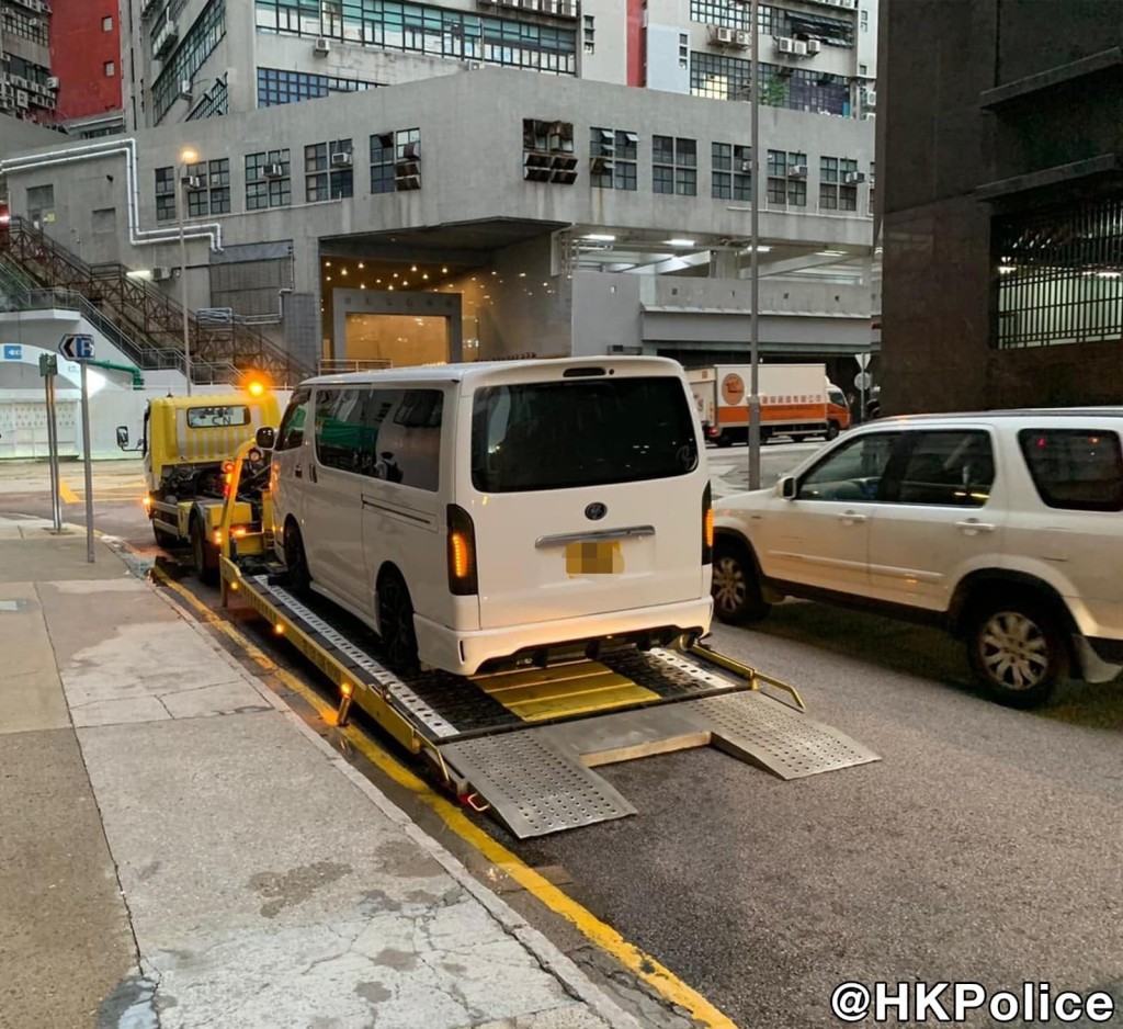 警方拖走70輛懷疑違規的貨車到汽車扣留中心作檢驗。警方fb圖片
