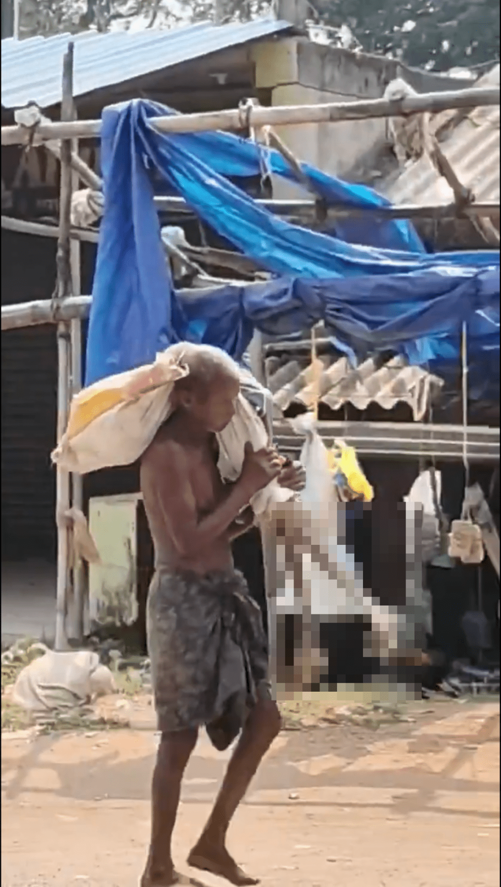 印度男为领存款挖坟扛尸到银震惊社会。 X@UvgtdERt4PWmcjF