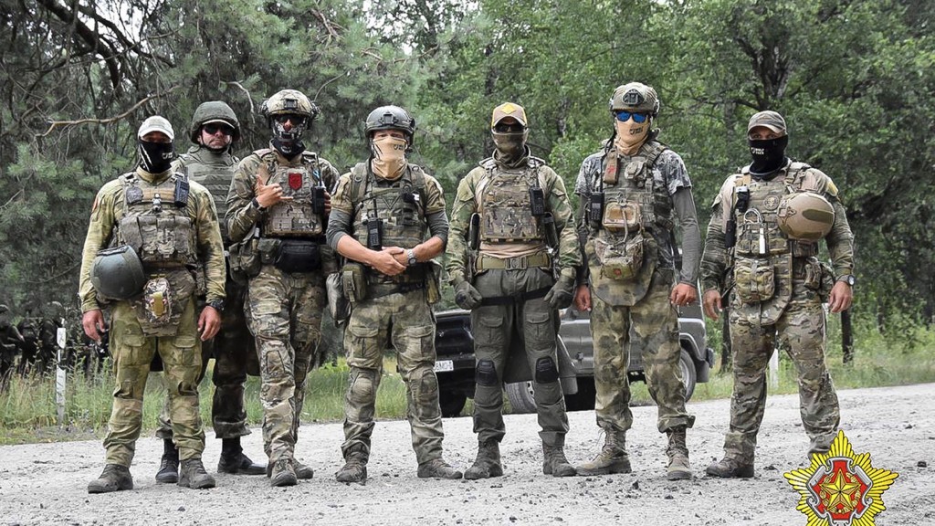 白俄特种作战部队（SOF）与瓦格纳雇佣兵上月参与为期一周的演习时合照。 美联社