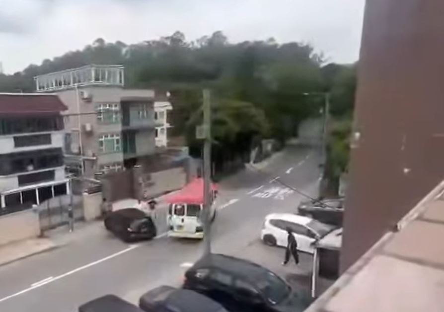 小巴繞過黑色私家車。fb馬路的事討論區影片截圖