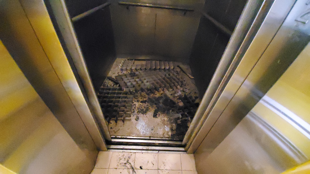 氣罐起火爆炸後，電梯嚴重受損熏黑。蔡楚輝攝