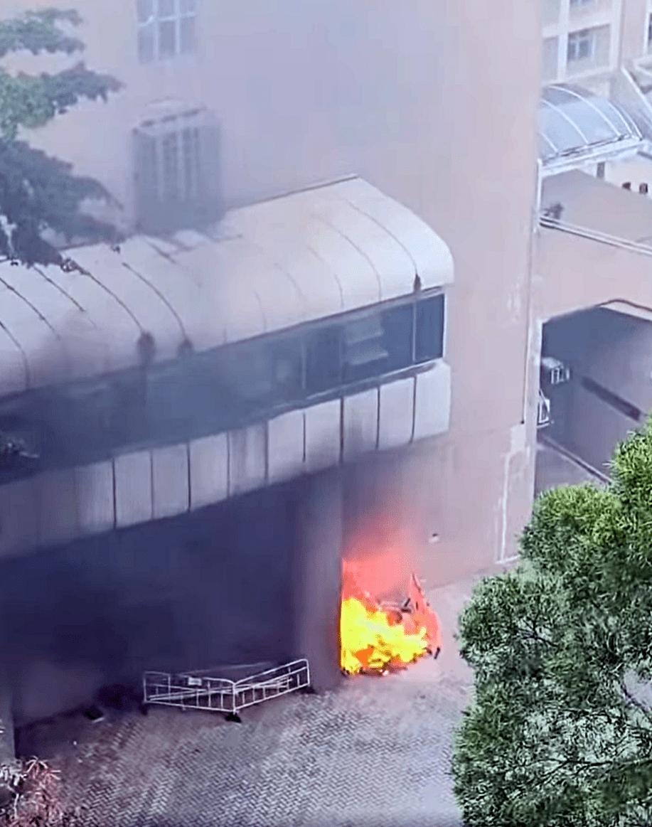 華貴邨社區會堂附近一堆雜物起火。fb：消防群組