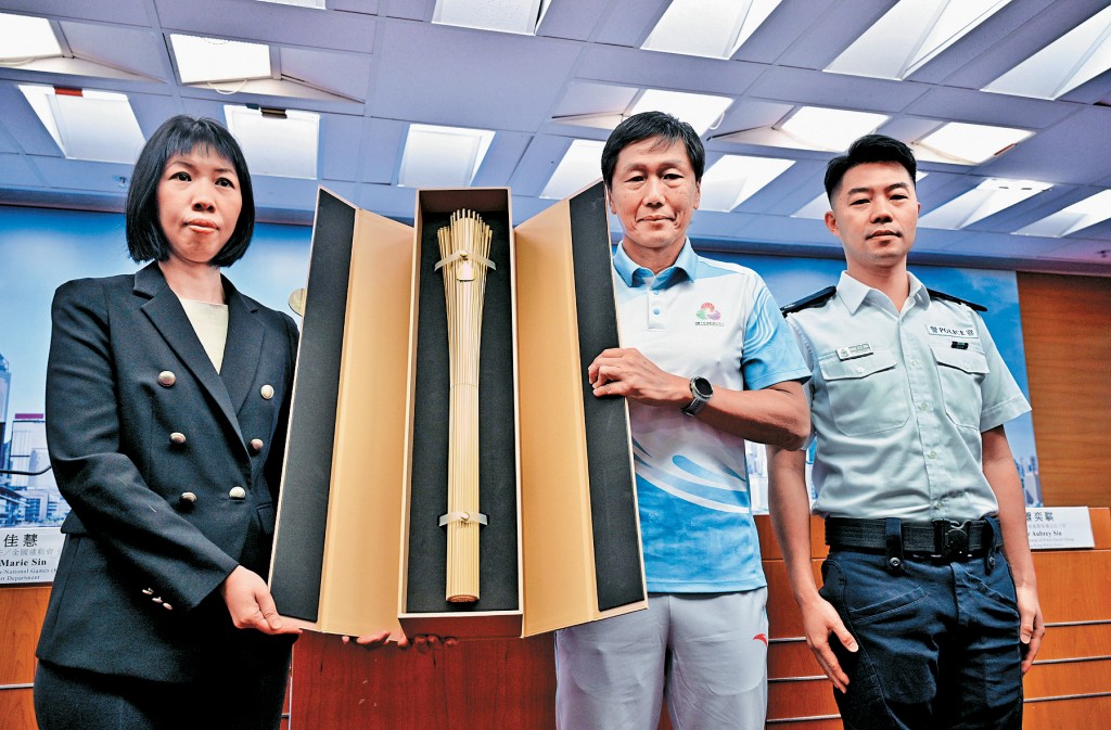 楊德強（中）表示，香港站的火炬路線以政府總部為起點，並以十五運會香港主場館啟德體育園為終點。