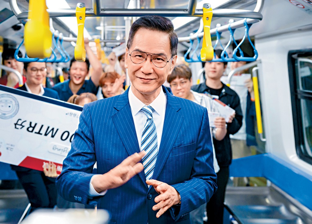 陳啟泰笑言平時坐車歡迎街坊邀合照。