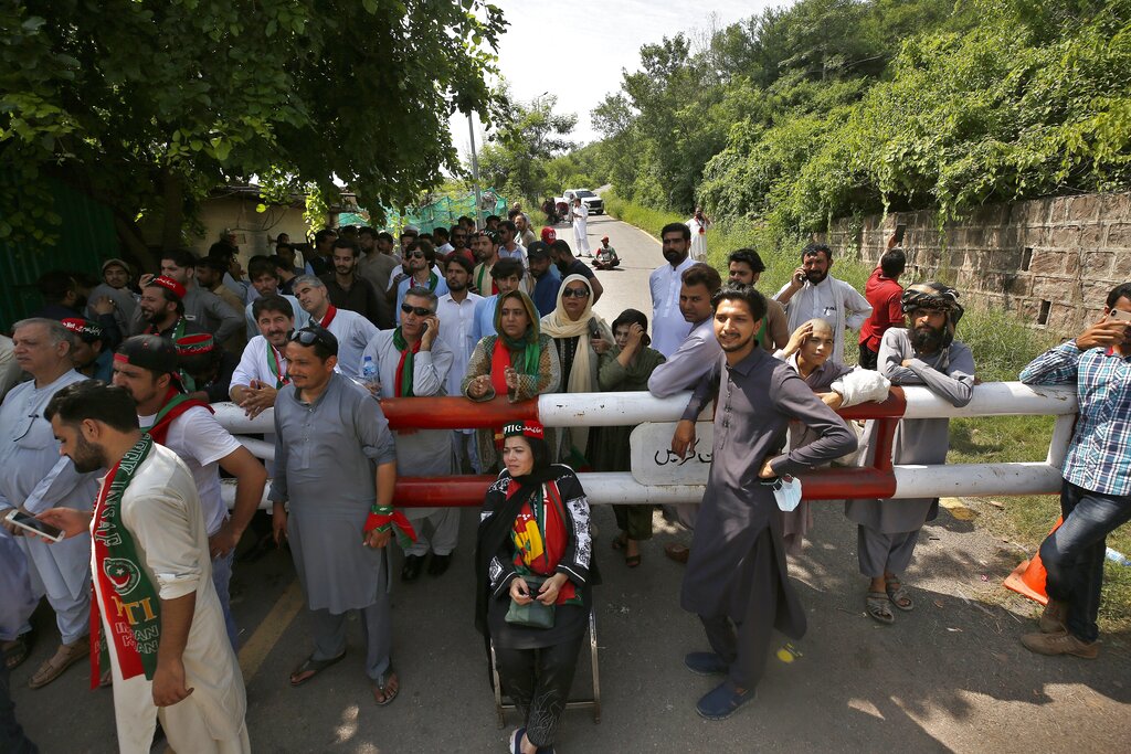 大批伊姆蘭汗支持者在其寓所外聚集，聲言要保護他。AP