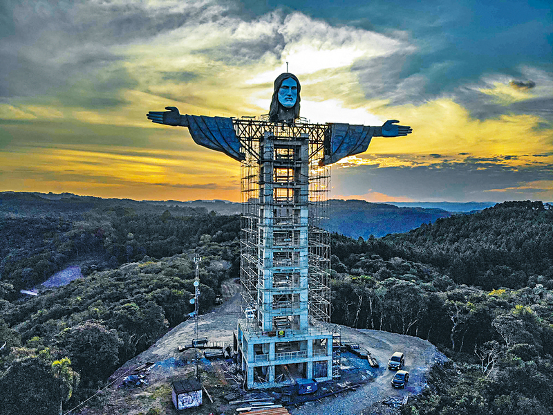 巴西南部小城恩坎塔杜(Encantado)現正構建四十三米高的守護者基督(Christ the Protector)雕像。