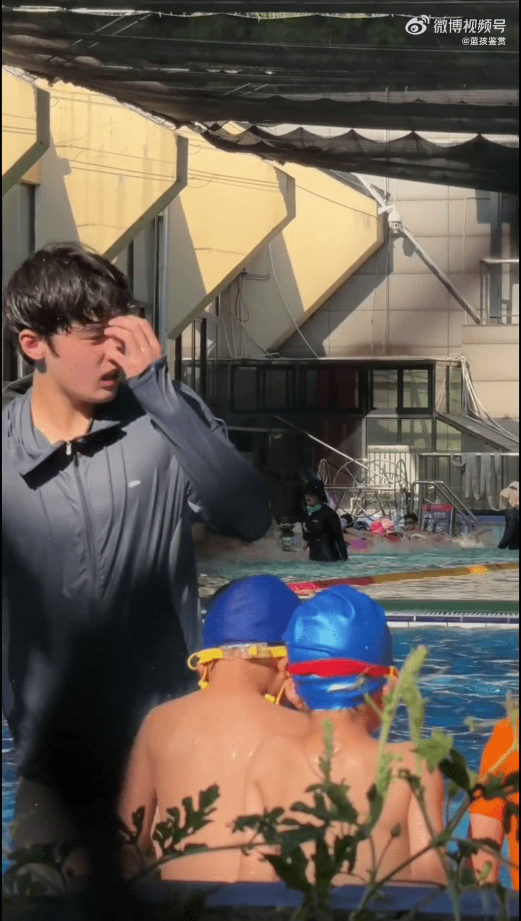 網上流傳,家長分享拍下游泳教練的影像。 網上流傳,家長分享拍下游泳教練的影像。