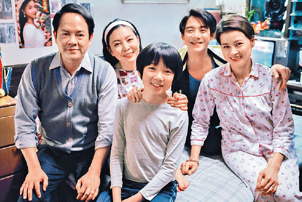 ■余德丞、陈嘉辉在《青春不要脸》中饰演父子。