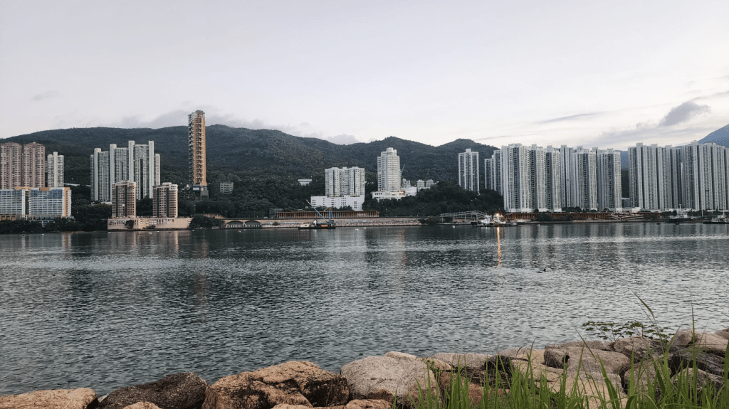 本港地区今日大致天晴，日间酷热，有一两阵骤雨。黎志伟摄