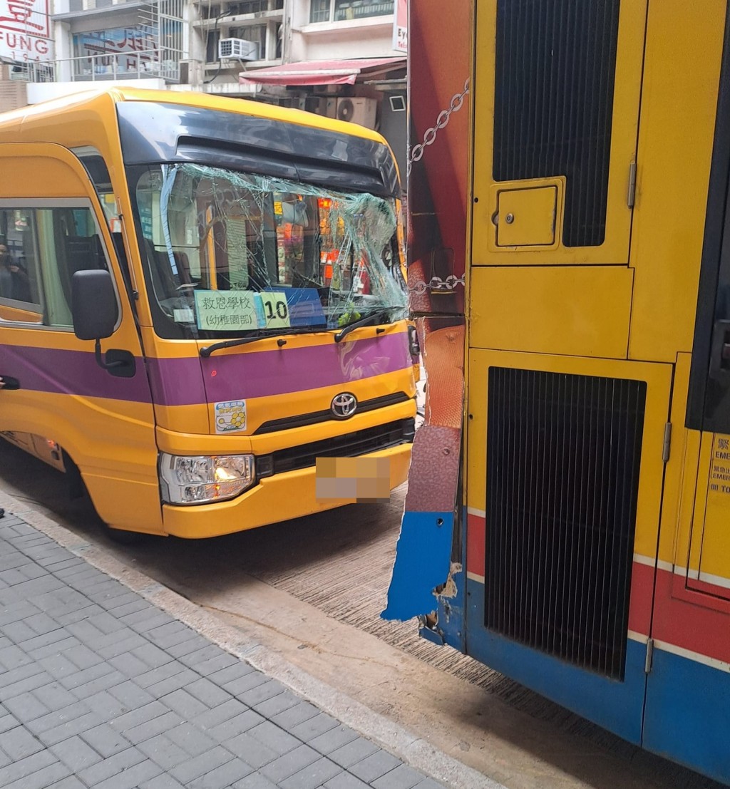 学童校巴挡玻璃爆裂，城巴车尾亦受损。FB马路的事(即时交通资讯台)Bosco Chu图片