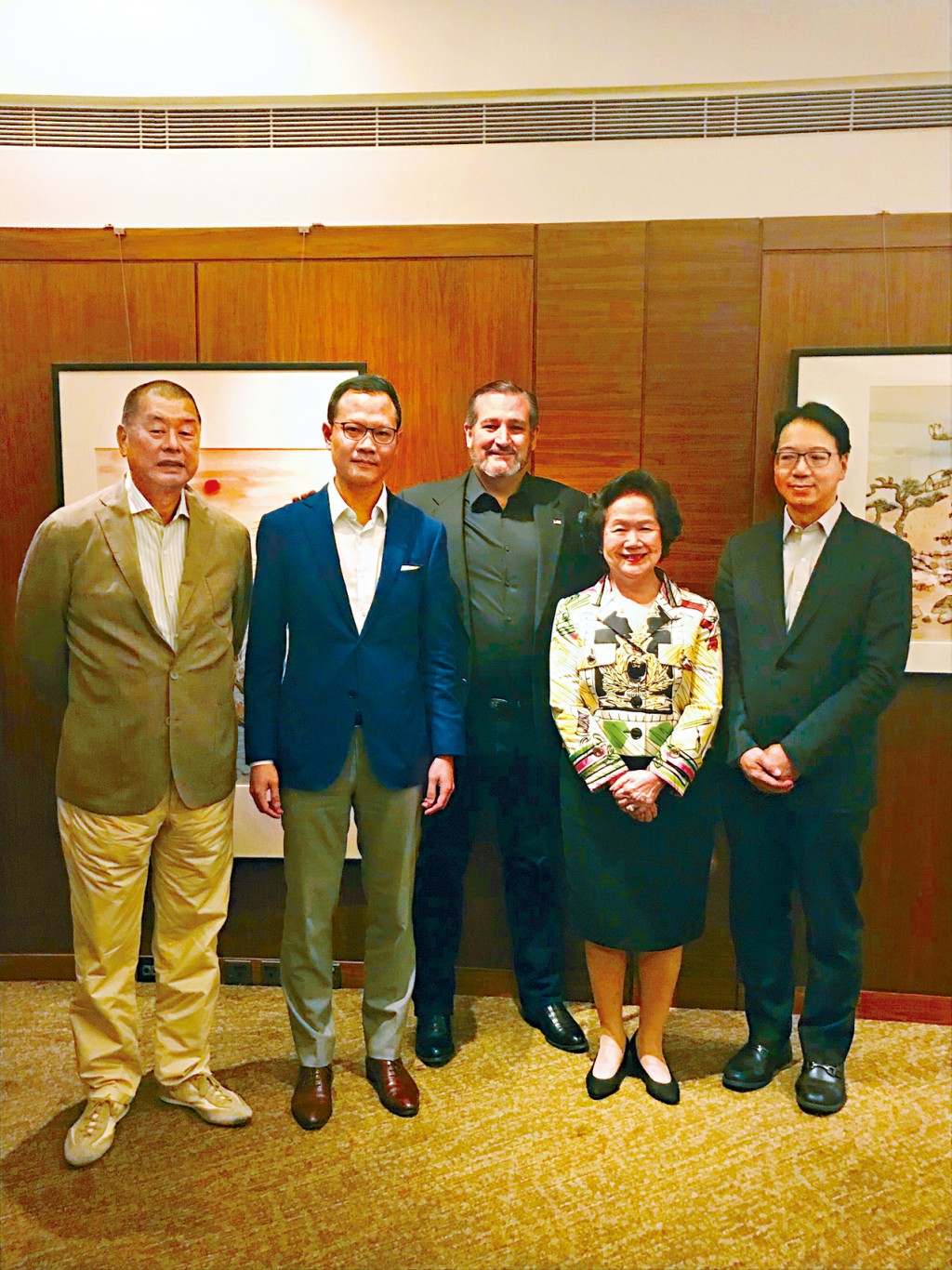 美國共和黨參議員克魯茲在美國眾議院表決《香港人權與民主法案》前夕訪港，期間與黎智英、郭榮鏗、陳方安生及莫乃光會面。