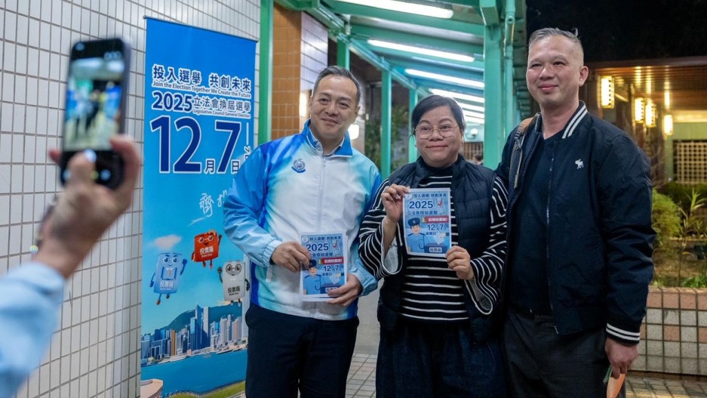 立法會選舉｜周一鳴到柴灣已婚警察宿舍 籲居民積極投票