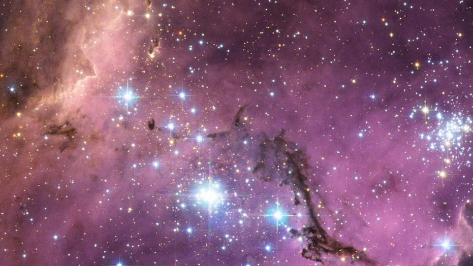 研究人员从LAMOST和APOGEE巡天数据中搜集了银河系中超过25万颗亮红巨星的光谱数据。网图