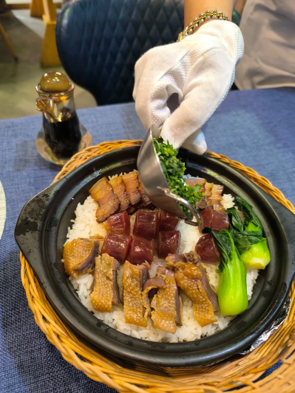 招牌菜「廣式臘味煲仔飯」採用加入茅台酒調味的廣式鮮肉臘腸和廣式臘肉,以及無添加防腐劑和色素的南安板鴨(圖片來源:jwf520.foodie@小紅書) 招牌菜「廣式臘味煲仔飯」採用加入茅台酒調味的廣式鮮肉臘腸和廣式臘肉,以及無添加防腐劑和色素的南安板鴨(圖片來源:jwf520.foodie@小紅書)