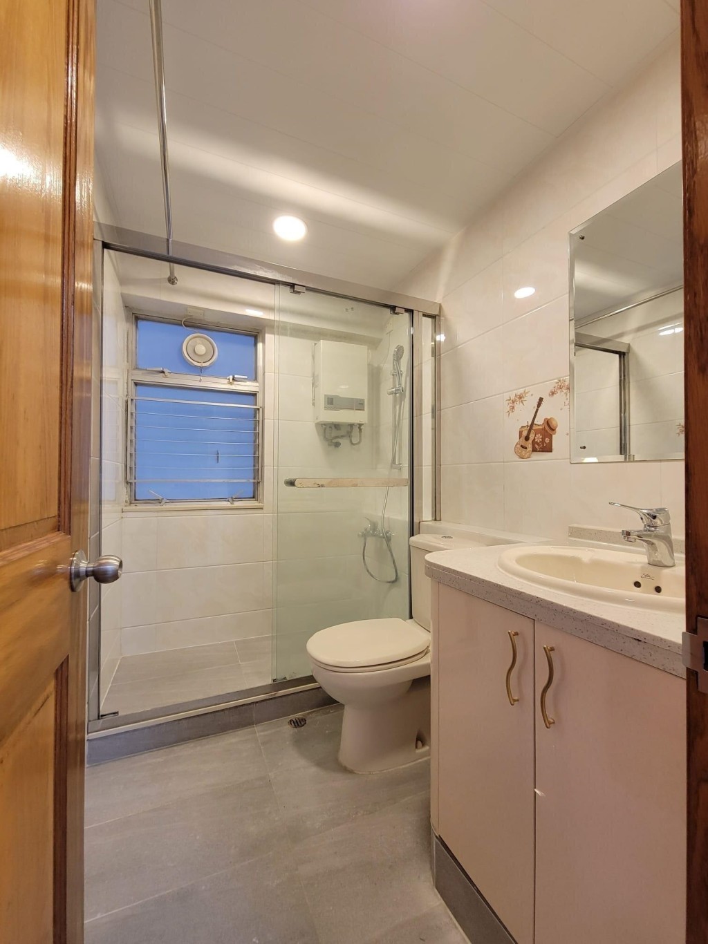 浴室洁净企理，提供浴柜摆放用品。