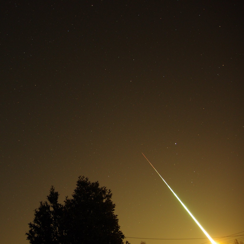 各地民眾捕捉到小行星「Sar2667」撞地球瞬間的美景。 網上圖片