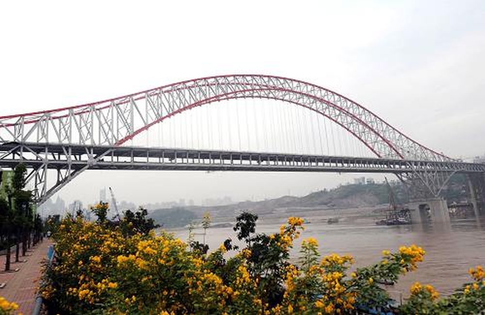 重慶朝天門長江大橋線路全長1741米、主跨長552米，是鋼桁架結構拱橋。