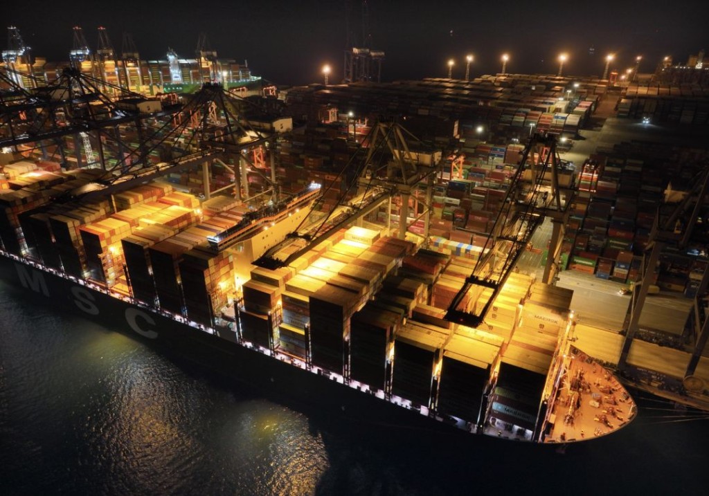 盐田港高负荷运行，彻夜装卸货物。