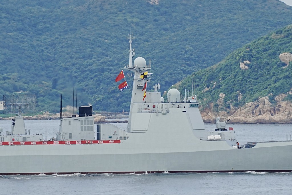 湛江艦，舷號165。山東艦航母編隊訪港 - 海怡廣場附近情況。