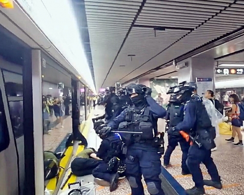 八三一太子站事件中警方疑進入月台和車廂強行制服乘客、致使多人頭破血流，事件引起各界譁然。 資料圖片