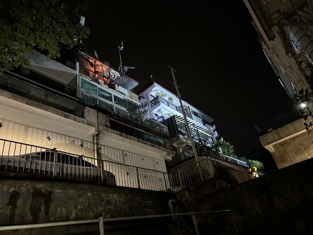 起火村屋頂部被熏黑。