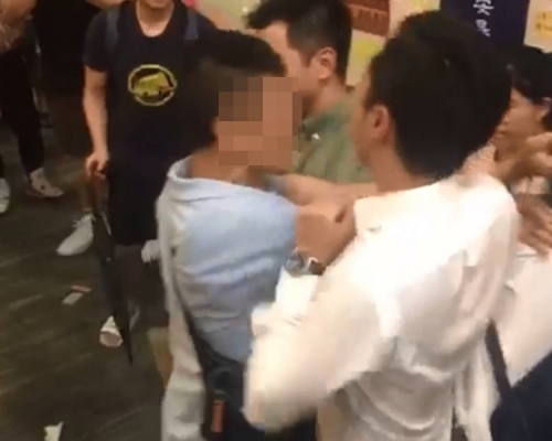 中年漢(藍衫)涉刑毀被捕。網上圖片