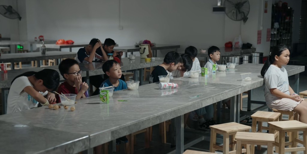 廣州增城廣嘉紡織廠，每到暑假便變身為員工的免費託兒所。極晝工作室