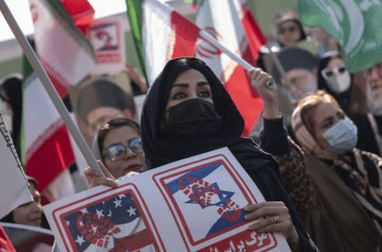 數以萬計的伊朗群眾上街示威，反對美國干預伊朗內政。法新社