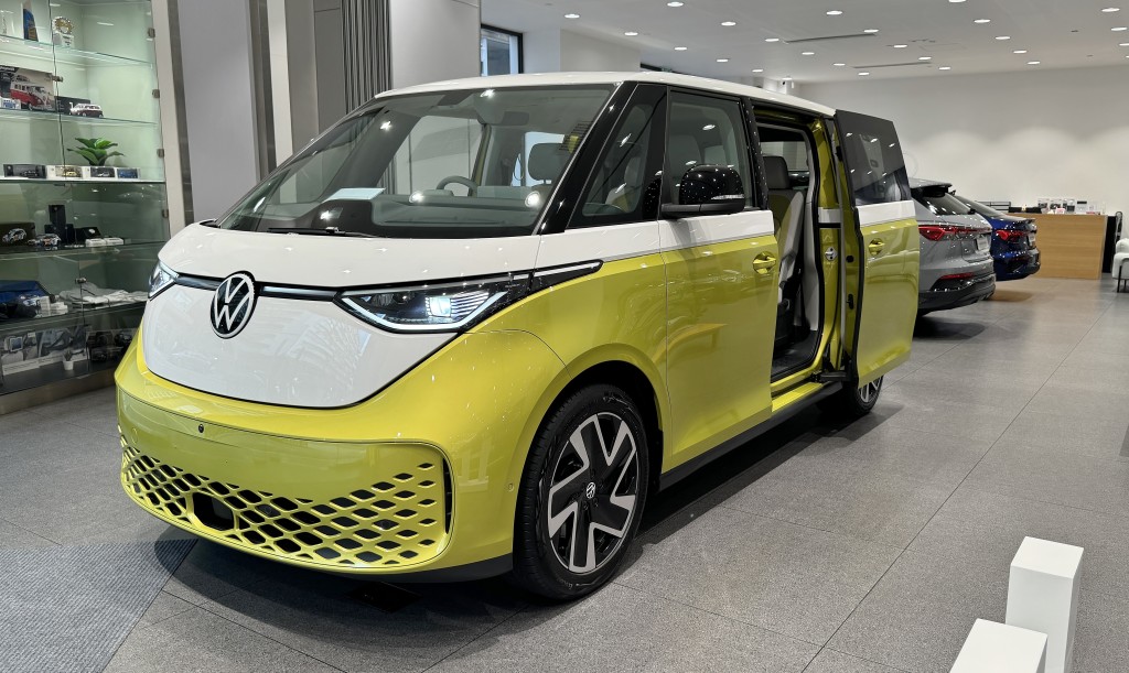 電動車福士Volkswagen ID.BUZZ九龍灣陳列室預展，代理稍後引入的7座位長陣版「一換一」意向價約70萬港元。